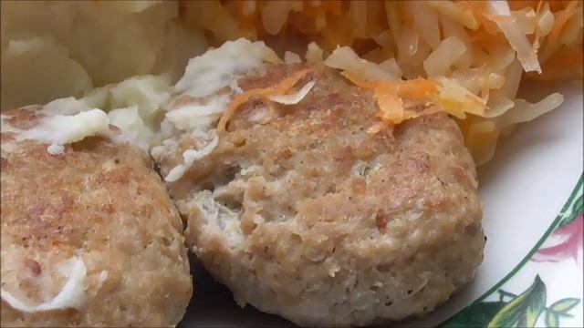 Картофель пюре, котлеты и капустный салат на тарелке смотреть онлайн