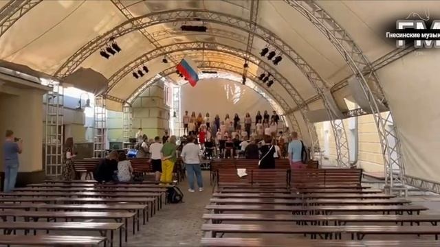 Гимн РФ - хор Московские колокольчики и оркестр Гнесинской 10-летки. смотреть онлайн