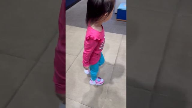 Happy Feet!👣❤️😍 #happyfeet #happybaby #skechers #familyvlog #cute #3yearsold #smartbaby #talented смотреть онлайн