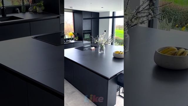 Ультрасовременная черная кухня с большим квадратным островом для частного дома #современнаякухня смотреть онлайн