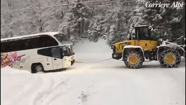 Pullman turistico in valle di Zoldo trainato sui tornanti innevati смотреть онлайн
