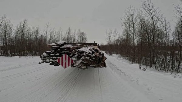 ЗИЛ-130 работает на доставке пиломатериала на ледовую переправу!