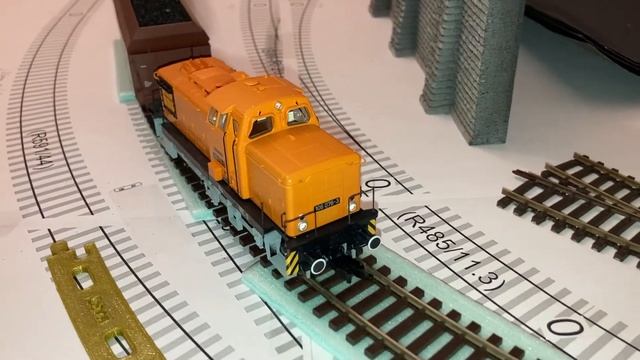 BR 106 Goldbroiler ROCO 70264 + 6x Rivarossi Fad - 3% (r 484 mm) test смотреть онлайн