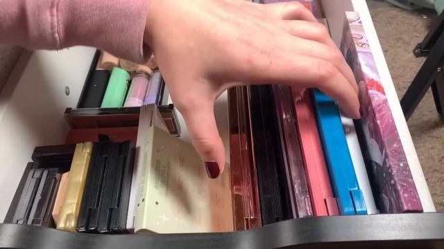 decluttering my EYESHADOW PALETTES! смотреть онлайн