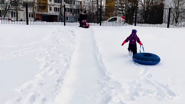 ГОНКИ на горке - ЗИМНЕЕ КАТАНИЕ смотреть онлайн