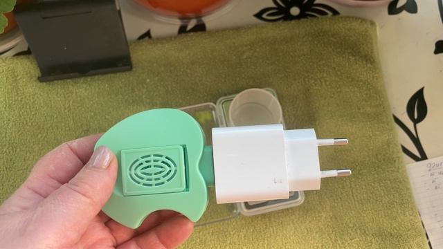 Обрабатываю растения от вредителей. Фумигатор от мушек. смотреть онлайн