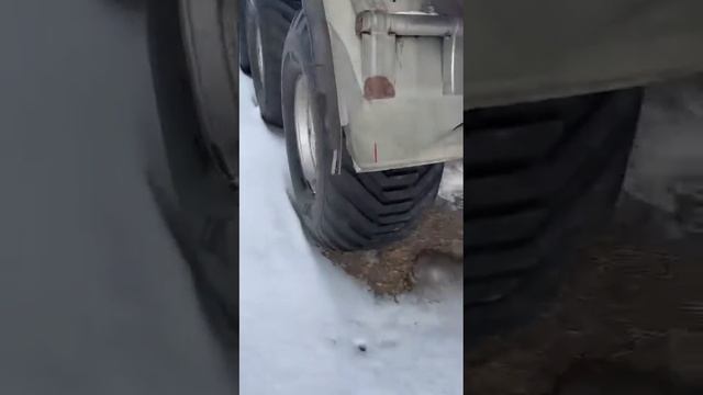 Компания Спецагротех прислала отзыв о шинах BKT и другого производителя, установленных на прицепе. смотреть онлайн