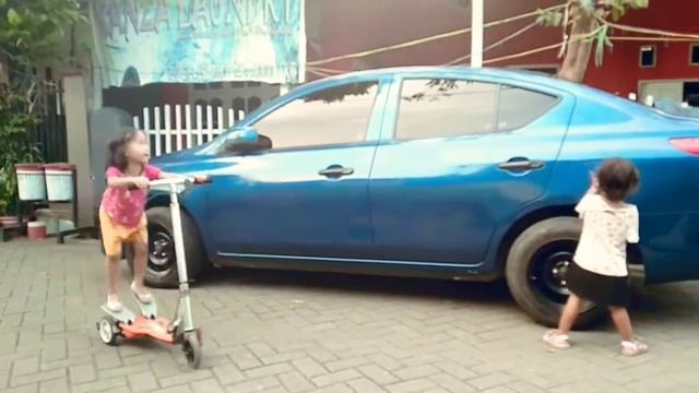 Bermain Scooter Di Samping Sedan Nissan Almera Khanza Bersama Kayla смотреть онлайн