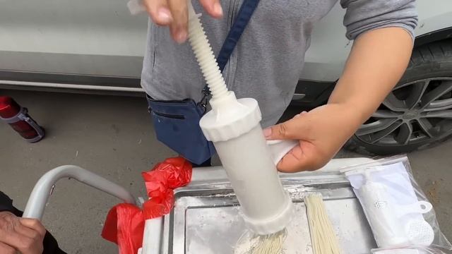 中國四川成都鄉鎮趕集，熱浪滾滾的大鍋炒花生，傳統皮蛋的製作，萬能的通管道爪子，現場燒制不粘鍋便宜好用，現做糖油果子、香蕉蛋糕、玉米餅，圈套大鵝鴨太好玩，免費擦鞋，爆破爆米花很震撼，吃喝玩樂用應有盡有 смотреть онлайн