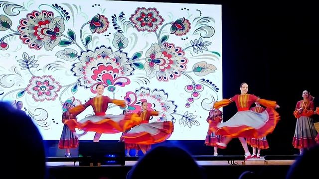 Танец - "Казачья девчачья плясовая". коллектив "Фантазия". часть 15