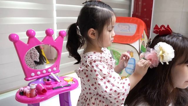 머리 손질하고 싶은분 오세요!! 서은이의 헤어 미용실 뷰티샵 장난감 놀이 머리핀 아기상어 Open Beauty Hair Shop Toy Make up смотреть онлайн