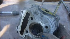 Не заводится скутер низкая компрессия, снимаю головку и притираю клапана