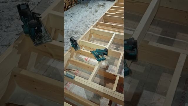 А вы и ЗИМОЙ что ли работаете?? Естественно!  #стройка #каркасник #дача #стены