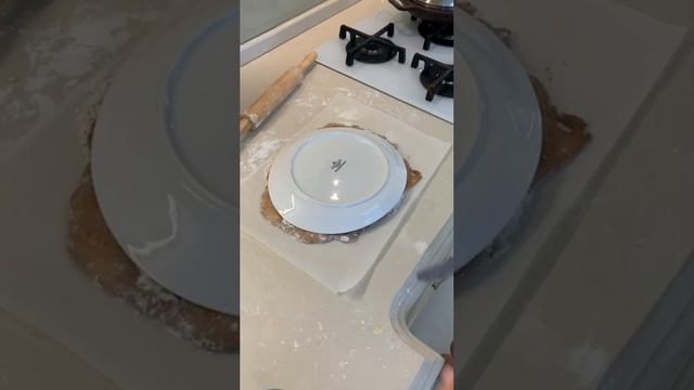 Пока есть время до главного торжества года, готовим торт «медовик». Красота и вкуснота! смотреть онлайн