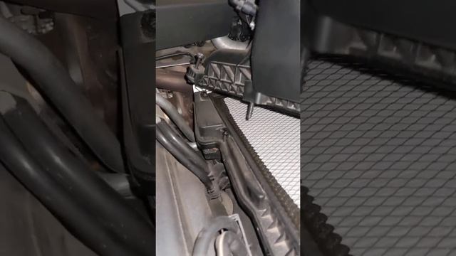 Changing engine air filter in 2013 Audi Q5 hybrid. смотреть онлайн