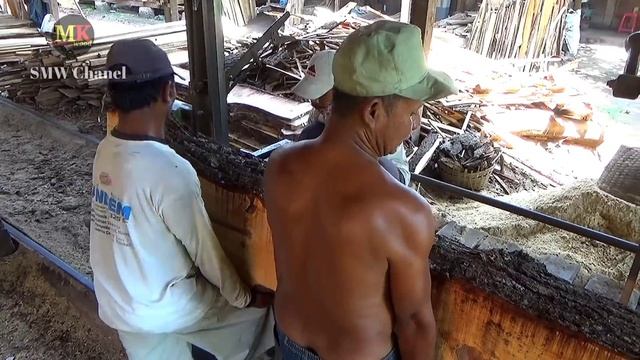 Bak buaya sang predator,, kayu ini diterkam oleh tajamnya gergaji dengan kecepatan maksimal. sawmil смотреть онлайн