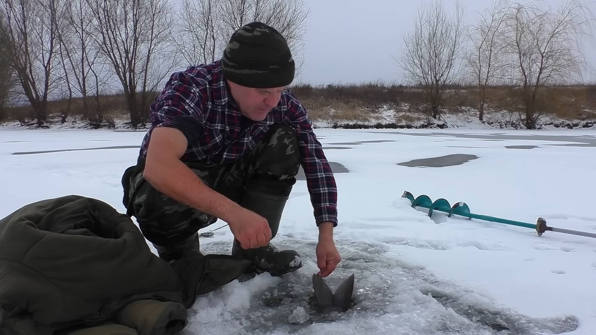 Эти монстры не лезут в лунку! Вот это рыбалка !!! смотреть онлайн