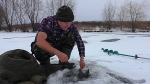 Эти монстры не лезут   в лунку! Вот это рыбалка !!!