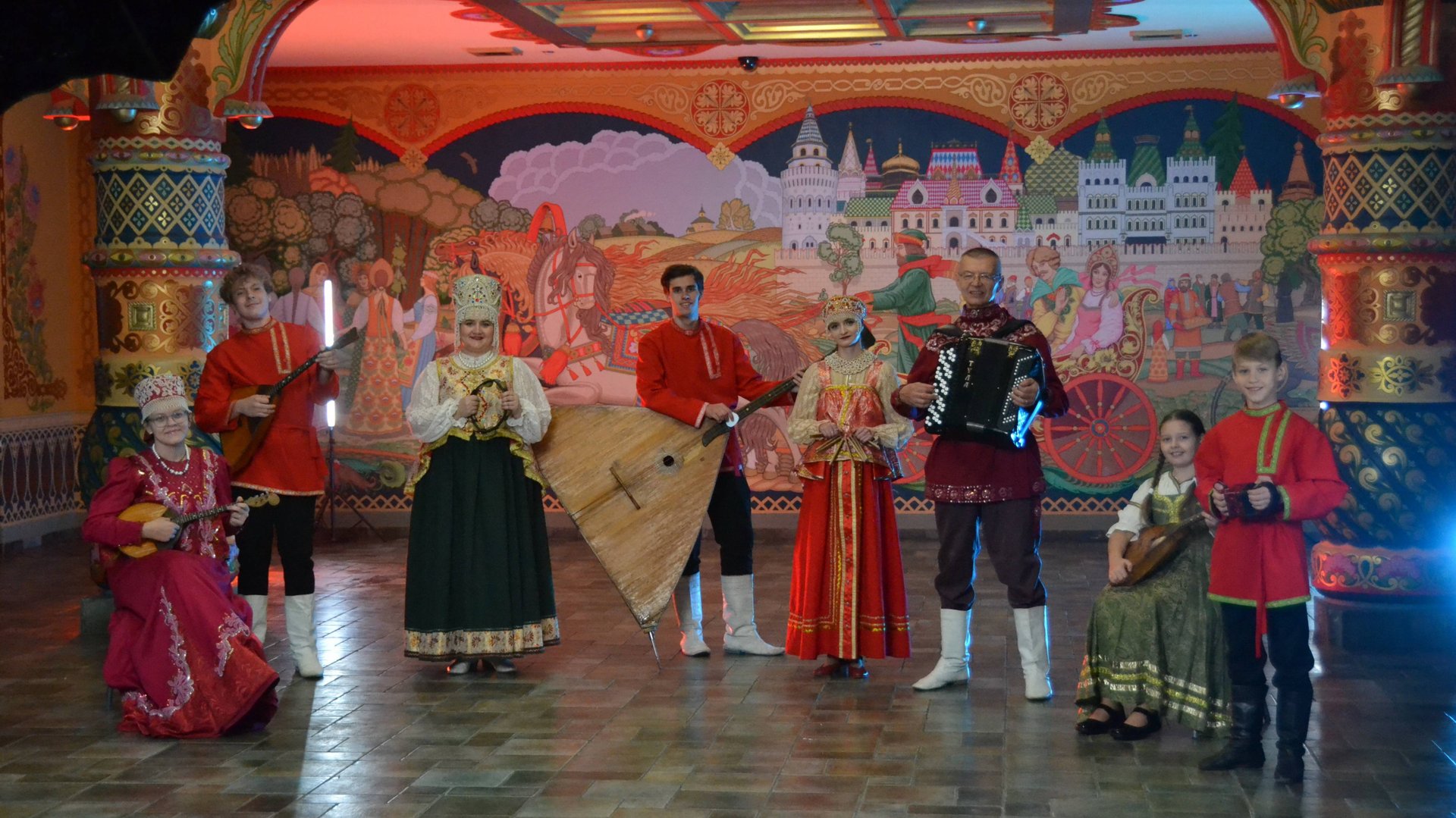 Ансамбль Новгородская мозаика, рук.ЗРК РФ С.Яковлев, солисты У.Шерстюк, С.Дмитриенко, М.Яковлева смотреть онлайн