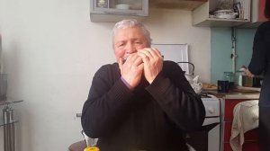 Дед зажигает на губной гармошке