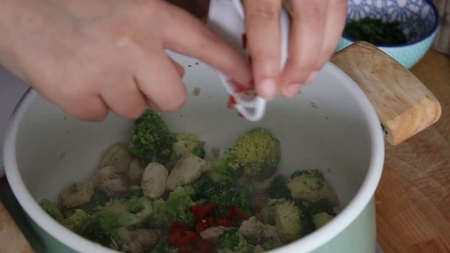 PASTA IN ROOMSAUS MET KIP EN BROCCOLI! смотреть онлайн