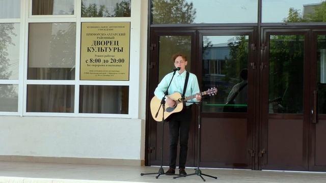 Максим - автор и исполнитель песен. Песня "Горячий чай с зелеными листьями".