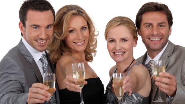 НОВОГОДНИЕ ПОЗДРАВЛЕНИЕ -автор сл Николай Саллас музыка исполняет нейросеть Suno смотреть онлайн