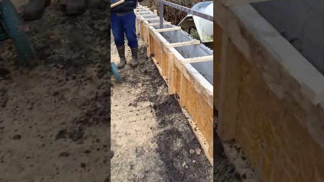 Ждем МИКСЕР укрепляем опалубку #стройка #бетон