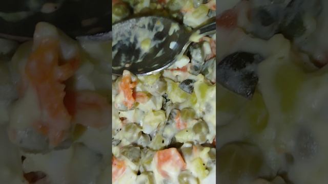 Режем салаты необычным способом #оливье #новыйгод #салаты #влог #асмрмаринетт смотреть онлайн