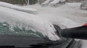 Аккумуляторная воздуходувка против снега на машине.