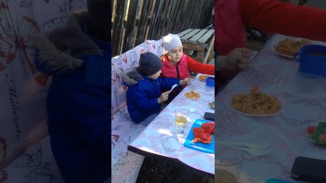 Кушаем семьей плов сготовленный в казане смотреть онлайн