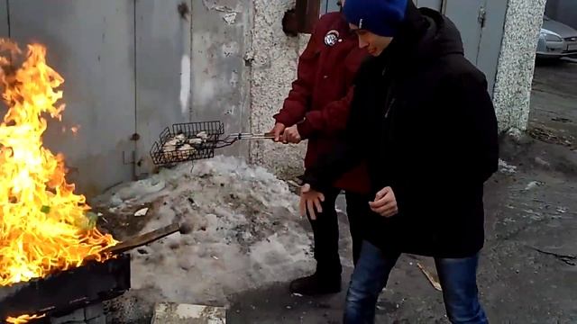 Шашлык машлык , быстрый способ разжение огня от коляна смотреть онлайн