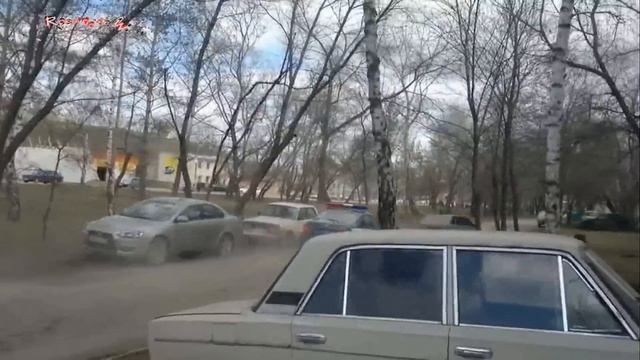 гаишника на капоте катают )))) смотреть онлайн