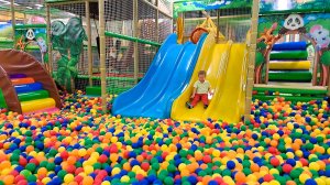 Ребенок катается с горки на детской площадке