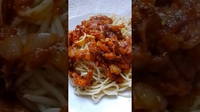 Спагетти с зажаркой из лука и томатной пасты #спагети #спагетти #лук #томатнаяпаста смотреть онлайн