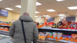 ПРОДАВЦЫ КИДАЮТСЯ НА ПОКУПАТЕЛЙ /БАБУШКИ В МАГАЗИНЕ В ШОКЕ / ПОМОГЛИ ДЕТСКОМУ ДОМУ / ПОМОГЛИ ДЕВУШКЕ