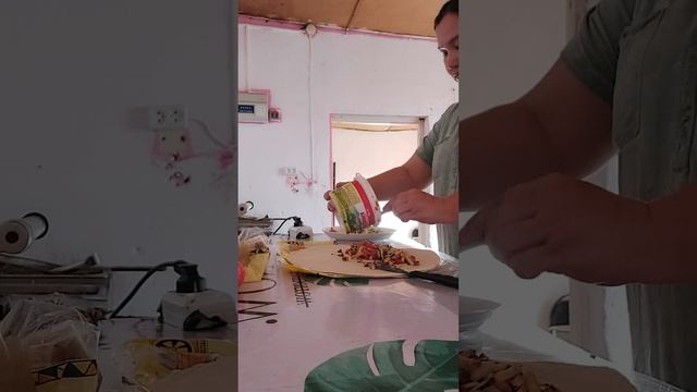 Лаваш, донер жасау. Соус барлық жеріне толық араласуы үшін осылаи жасау керек. смотреть онлайн