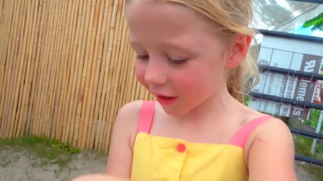 Nastya Dan Ayah Bermain Di Pertanian Dan Memberi Makan Para Hewan