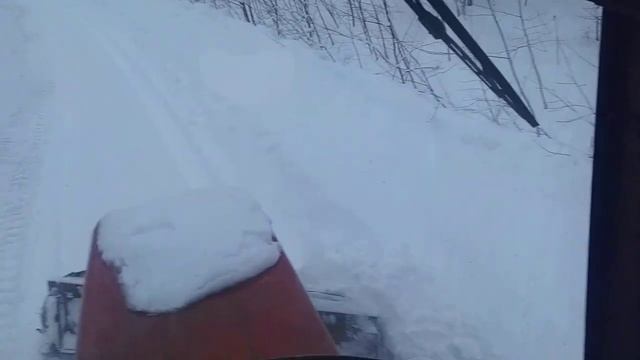 Трактор Т-25 с двумя отвалами снег чистит. смотреть онлайн