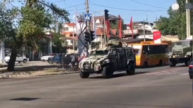 Convoy of National Guard in Odessa with siren and horns смотреть онлайн