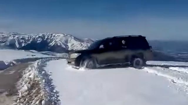 toyota land cruiser vs lada niva смотреть онлайн