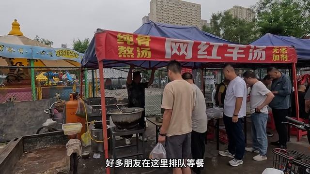 中國山西大集市，硬核早餐香的很，巅峰级喧嚣，用牙签吃碗托每人三碗，石碾子韭花現場做；瓜果飘香的季节，全民抢购小番茄；人氣打滷麵一碗接一碗，芝麻燒餅堆成山；羊棒骨湯牛頭菜，路過都要喝一碗/4k