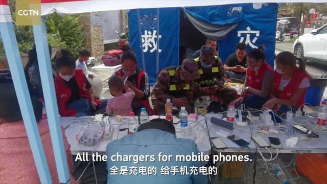 Exclusive Stringer Dispatch:Bread, water provided for free in settlements of quake-hit Sichuan смотреть онлайн