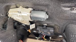 Как заменить рамку двери задней и треугольник и заменить стекло задней двери в Audi A6 C6 рестайлин