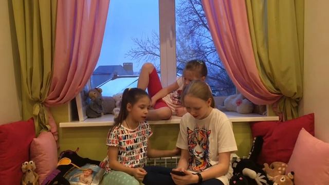 Смотрим наши старые фото/ Милка Клик и Katya Welcome смотреть онлайн