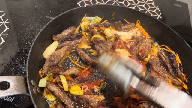 Бефстро́ганов, або м'я́со по-стро́гановськи це обсмажена в маслі яловичина, потім тушкована смотреть онлайн