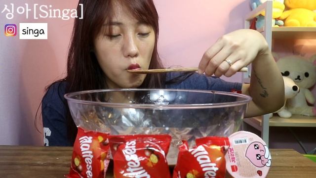ASMR)따뜻한 우유에 몰티져스 🍫 리얼사운드 먹방 Maltesers Chocolate ASMR Mukbang Eating Show REAL SOUND смотреть онлайн