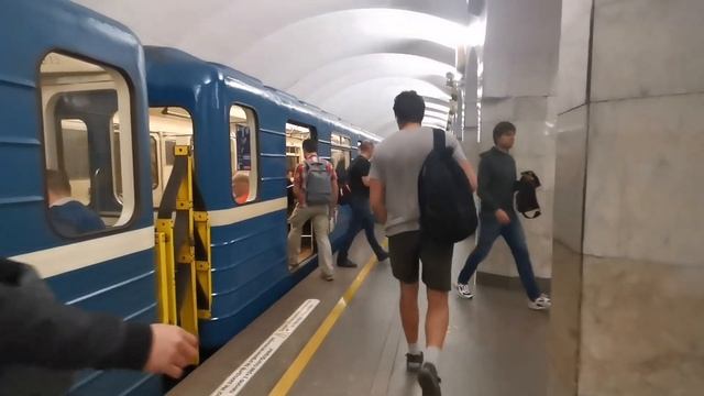Номерной (81-717/714.5) на станции Площадь Александра Невского смотреть онлайн