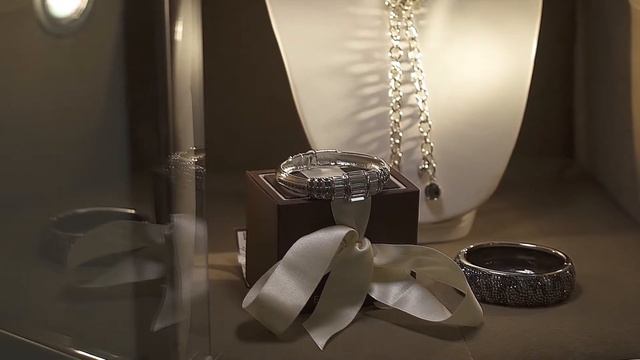 БРАСЛЕТ JUDITH LEIBER смотреть онлайн