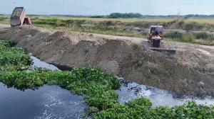 Строительство, часть грунта ушла под воду, засыпка